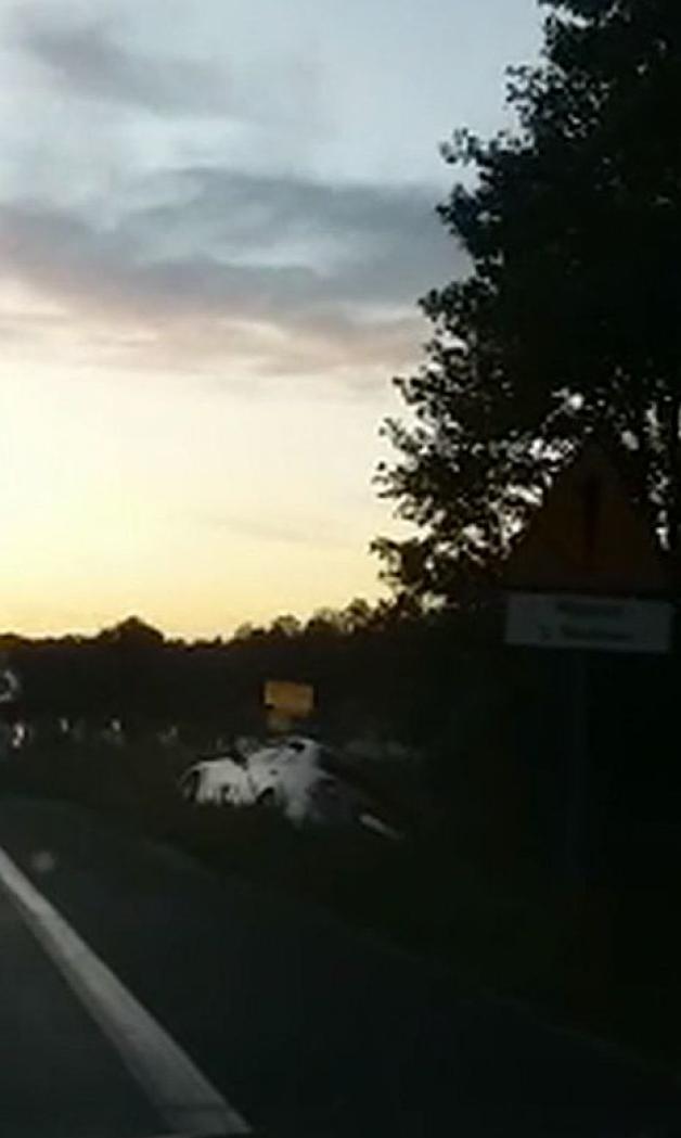 Pijany ojciec z dwójką dzieci jazdę zakończył w przydrożnym rowie