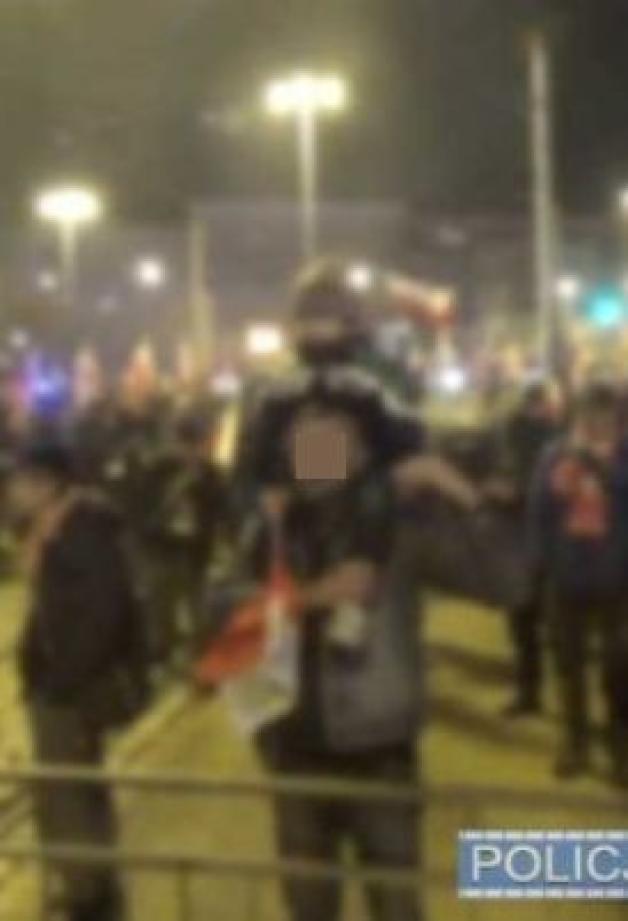 Zarzuty dla rodziców 4-letniego dziecka w związku z niebezpieczną sytuacją podczas wrocławskiego marszu niepodległości