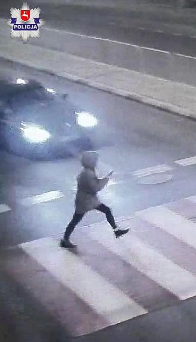 [VIDEO] Wbiegła wpatrzona w telefon wprost pod jadący samochód