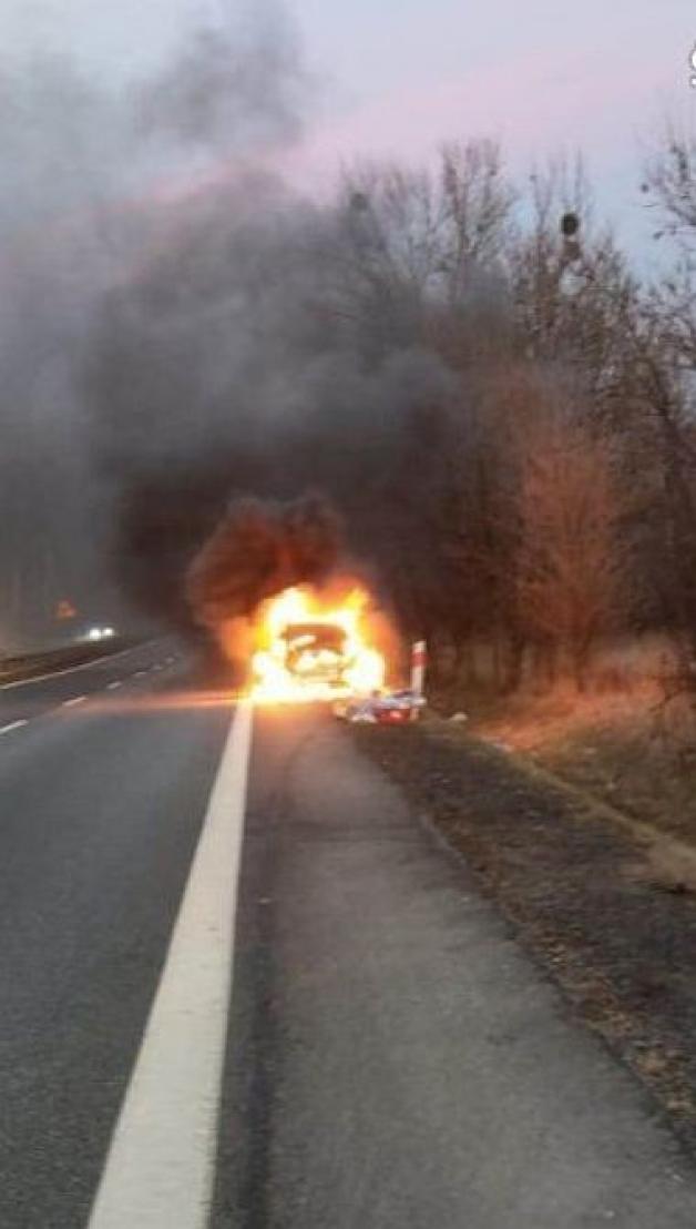 Uratowali mężczyznę z płonącego samochodu