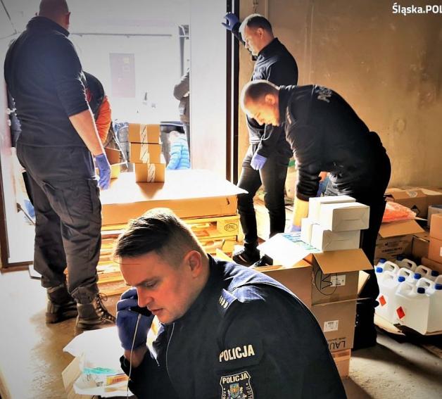 Środki ochrony sanitarnej na bieżąco trafiają do policjantów