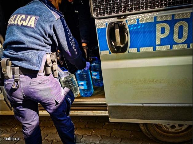Bimber z pomocą! Policjanci z Podlasia przekazali nielegalny alkohol służbom sanitarnym!