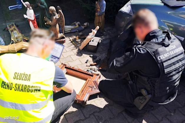 [VIDEO] Policjanci wspólnie z funkcjonariuszami kas odzyskali przedmioty o znacznej wartości historycznej