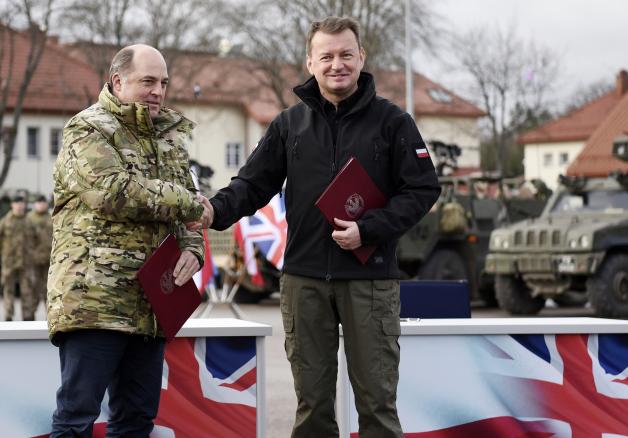 [VIDEO] Brytyjskie wojska inżynieryjne będą wspierać polskich żołnierzy na polsko-białoruskiej granicy. W trakcie spotkania ministrowie odwiedzili żołnierzy 15. Giżyckiej Brygady Zmechanizowanej oraz żołnierzy z USA, Wielkiej Brytanii, Rumunii i Chorwacji,