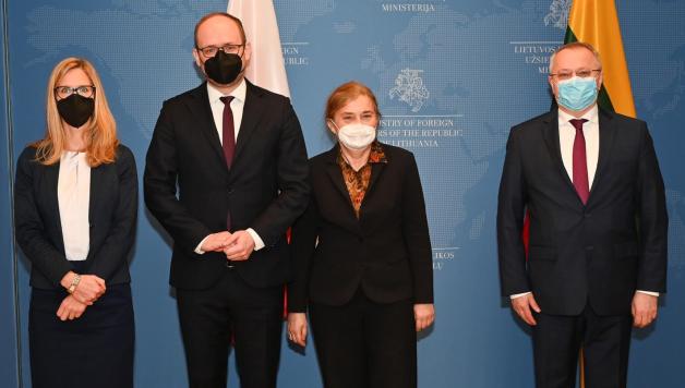 Wizyta wiceszefa polskiej dyplomacji w Wilnie. Polska i Litwa z niepokojem odnotowały postępującą eskalację napięć w regionie poprzez gromadzenie znacznych sił wojskowych Rosji wokół granic Ukrainy i na Białorusi