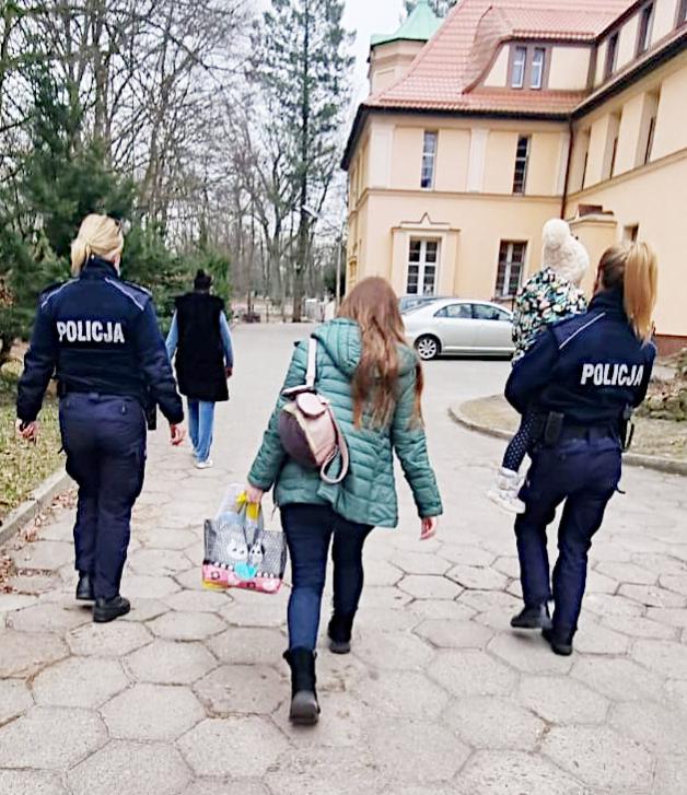 Policjantki z Białogardu pomogły 3-letniej dziewczynce z Ukrainy