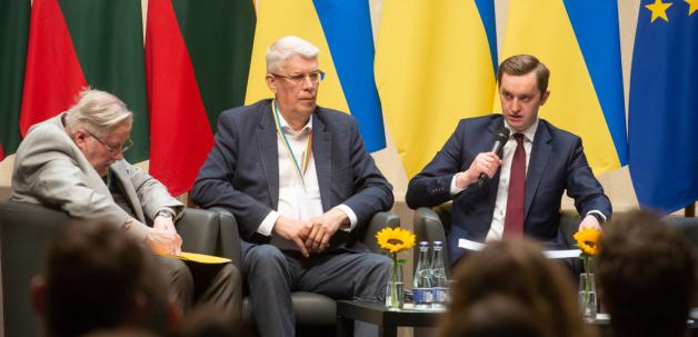 Wiceminister Sebastian Kaleta na międzynarodowej konferencji o odpowiedzialności za zbrodnie na Ukrainie. W spotkaniu w Wilnie uczestniczyli m.in. Litwa, Wielka Brytania, Łotwa, Ukraina, USA