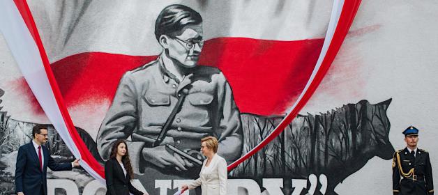 [VIDEO] Premier odsłonił mural kapitana Kurpińskiego i uczestniczył w otwarciu pneumatycznej strzelnicy w Myszkowie