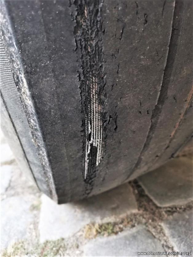 Ruszył w drogę na kompletnie „łysych” oponach