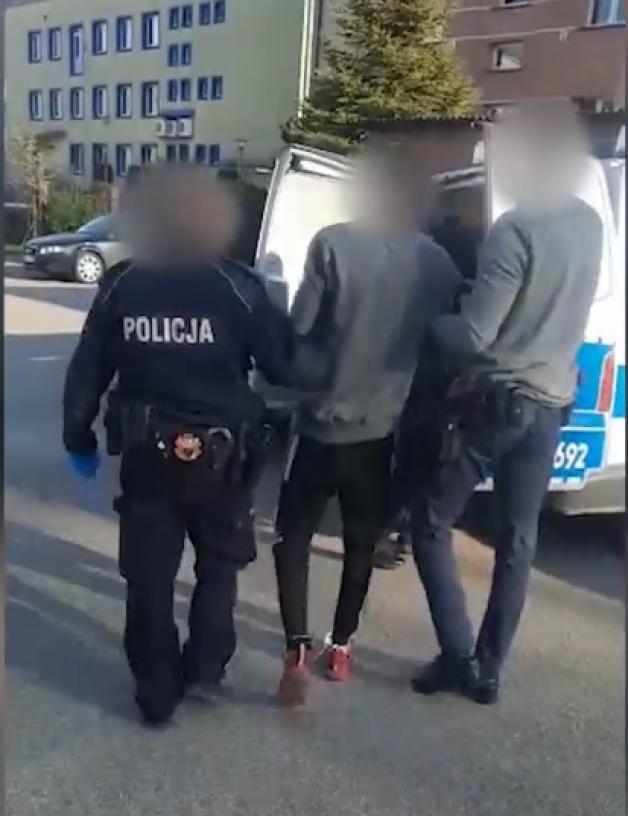 Porywacz z siekierą woził ofiarę w  bagażniku. W przerwach ją bił. Porwany uciekł sam. 