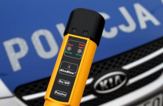 2 promile, auto, trzyletnie dziecko, zaspa i na koniec policja