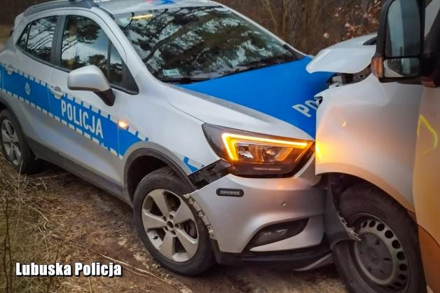[VIDEO] Dwóch policjantów w szpitalu. Pijany kierowca rozbił busa o radiowóz. Policyjny pościg w oku kamery
