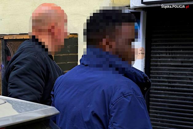 [VIDEO] Śląscy policjanci z wydziału do walki z przestępczością gospodarczą katowickiej komendy wojewódzkiej zatrzymali członków zorganizowanej grupy przestępczej zajmującej się oszustwami „nigeryjskimi