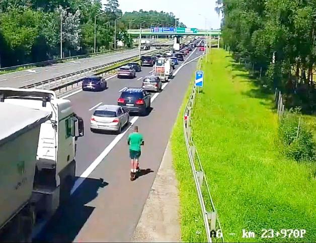 [VIDEO] Pijany jeździł hulajnogą po autostradzie A6