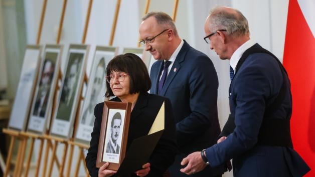 [VIDEO] Wręczenie not identyfikacyjnych rodzinom ofiar totalitaryzmów