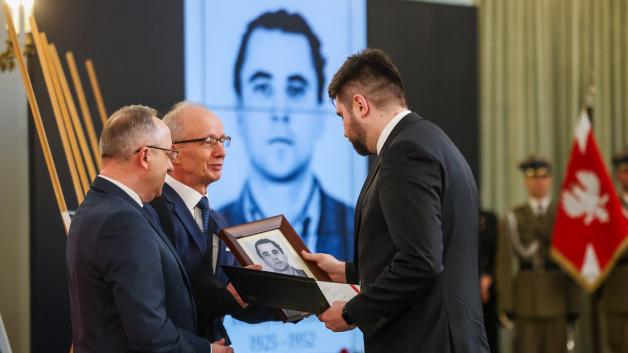 [VIDEO] Wręczenie not identyfikacyjnych rodzinom ofiar totalitaryzmów